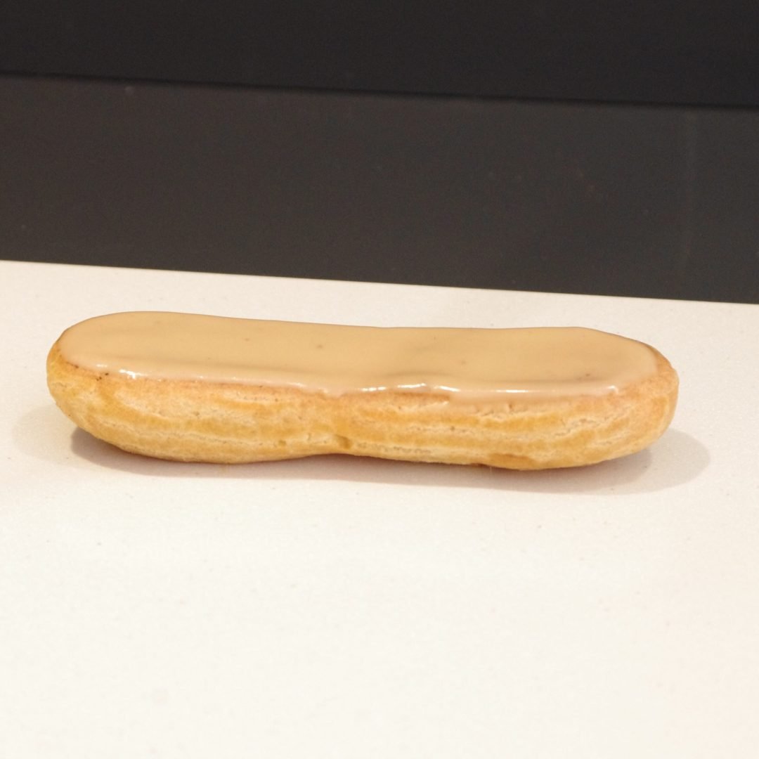 Eclair au café